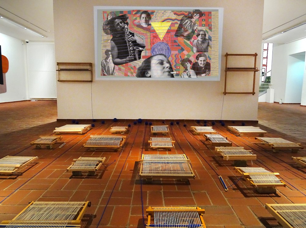 Verena Kyselka, Die Frauenklasse, Videoinstallation mit bespannten Handwebrahmen, Wolle und  Animationsfilm, Kunsthalle Erfurt, 2019 (©Verena Kyselka)