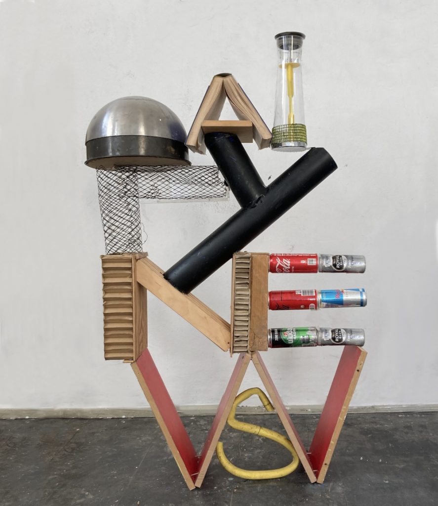 Daily News, 2026, Objektassemblage ca. 130 x 75 x 28 cm, gefundene Gegenstände, Baumaterial ©Irène Hug