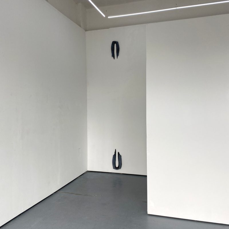 Spange (v), 2022pigmentierter Beton, 65 x 300 x 6 cm Fotograf: Paul Scherzer