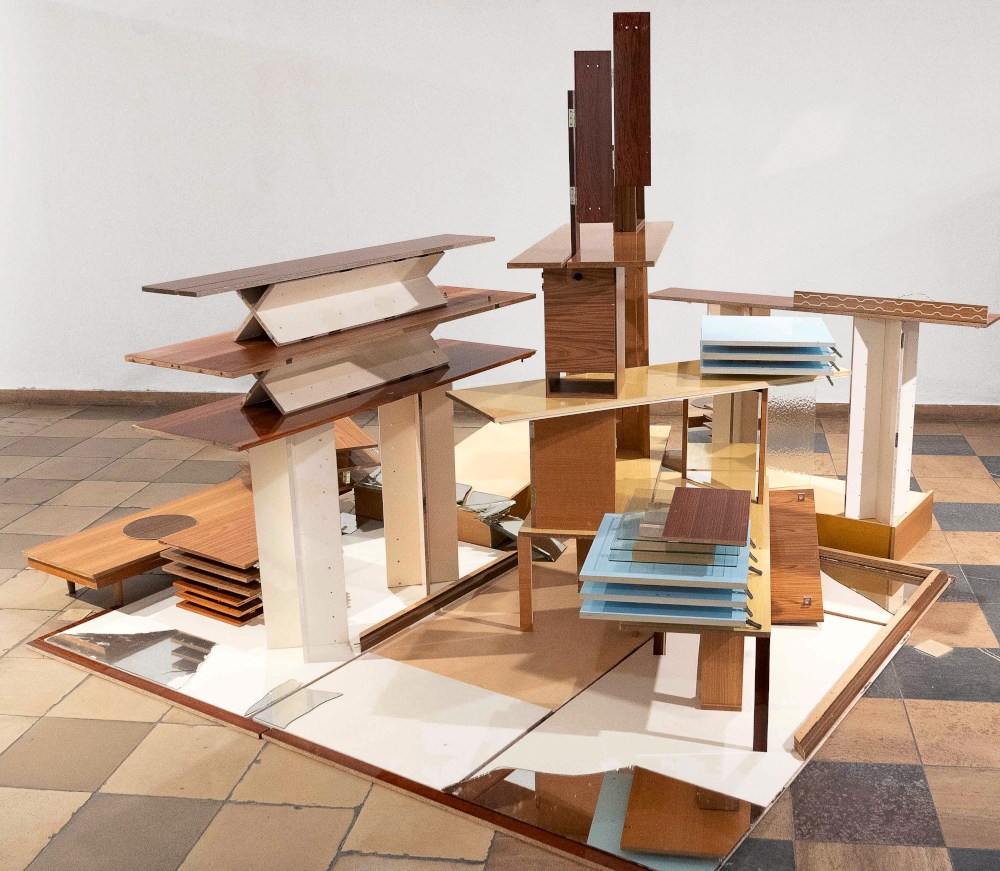 Inken Reiner: Past Present, Installation 2026, Maße variabel, gefundene Möbelteile ©Inken Reinert