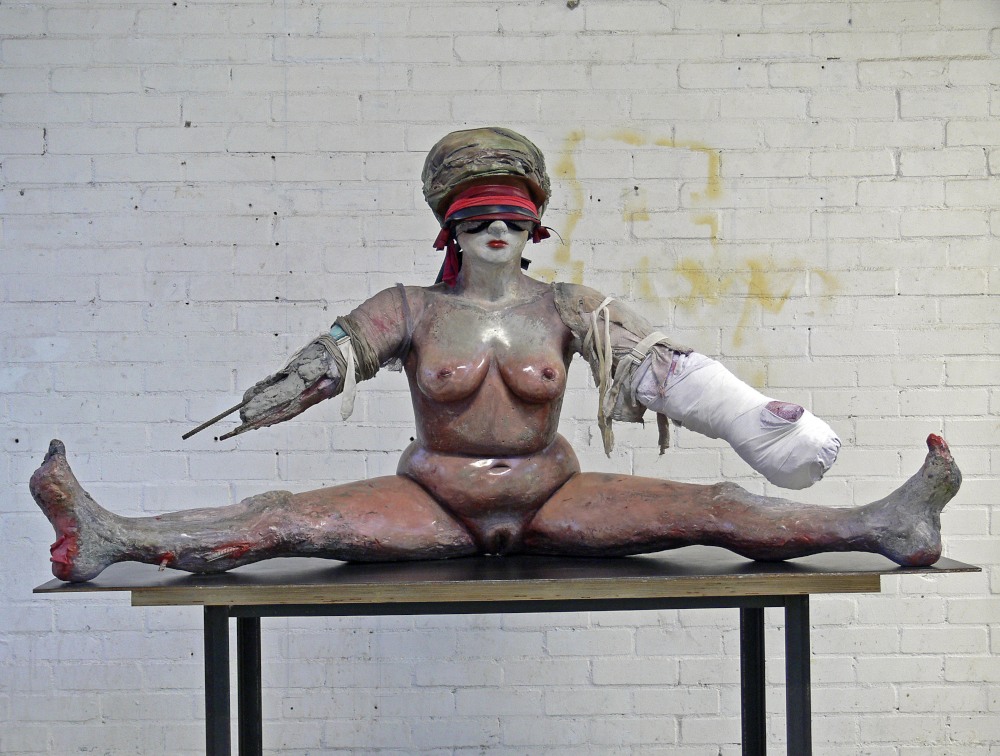 NÄNZI (Ueffingen 1962 – 2013 Berlin)
Die Überlebende, 2001/04
Pigmentdruck von Betonskulptur
(100 x 182 x 88 cm auf Eisentisch)
42 x 56 cm
©2026 NÄNZI Nachlass, Berlin / VG Bild-Kunst, Bonn