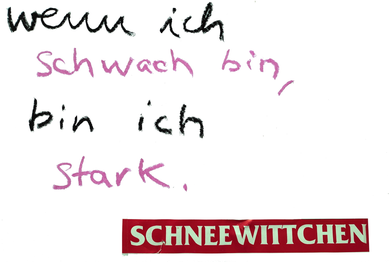 NÄNZI (Ueffingen 1962 – 2013 Berlin) Wenn ich schwach bin, bin ich stark. Schneewittchen NÄNZI (Ueffingen 1962 – 2013 Berlin) Wenn ich schwach bin, bin ich stark. Schneewittchen Ölkreide und Collage auf Papier, 21 x 29,7 cm ©2026 NÄNZI Nachlass, Berlin / VG Bild-Kunst, Bonn