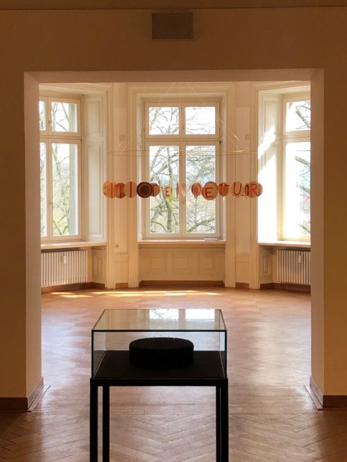 Controversy II, Installation im Kunstverein Hochrhein, 2020, Mobile aus Gewindestangen und Goldfolienkarton, Fotografin: Julia Brodauf, VG Bildkunst