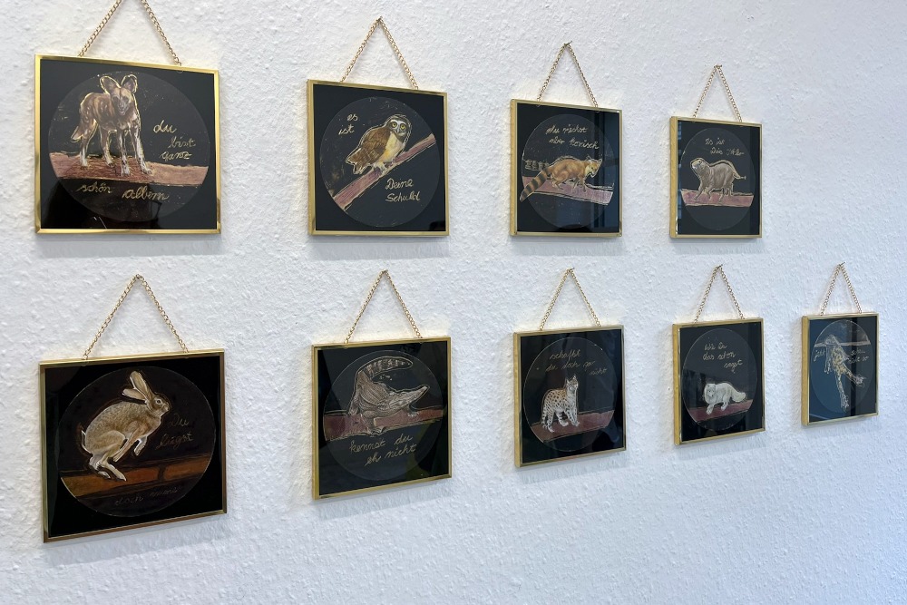 Toxische Tiere, 2025, Collage und Tusche, Goldfolienkarton, Fotografin: Julia Brodauf, VG Bildkunst